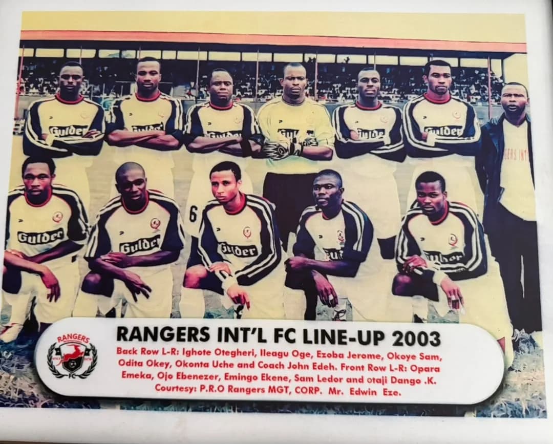 The 2003 Rangers starting eleven in white and navy Gulder shirts, with coach John Edeh.